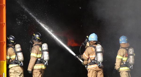 7일 15시 14분께 인천 서구 북항로에 위치한 도색전문업체에서 화재가 발생해 출동한 소방관들이 화재를 진압하고 있다. /양진수 기자 photosmith@incheonilbo.com