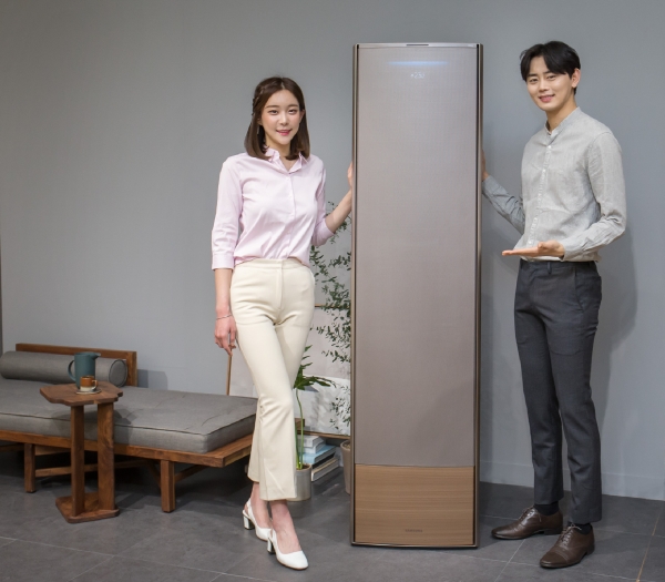 삼성전자는 17일 '삼성전자 서울 R&D캠퍼스'에서 냉방 성능과 디자인의 격을 한층 높여 완전히 새로워진 2019년형 '무풍에어컨'을 공개했다. 사진은 삼성전자 모델들이 제품을 소개하고 있는 모습./사진제공=삼성전자
