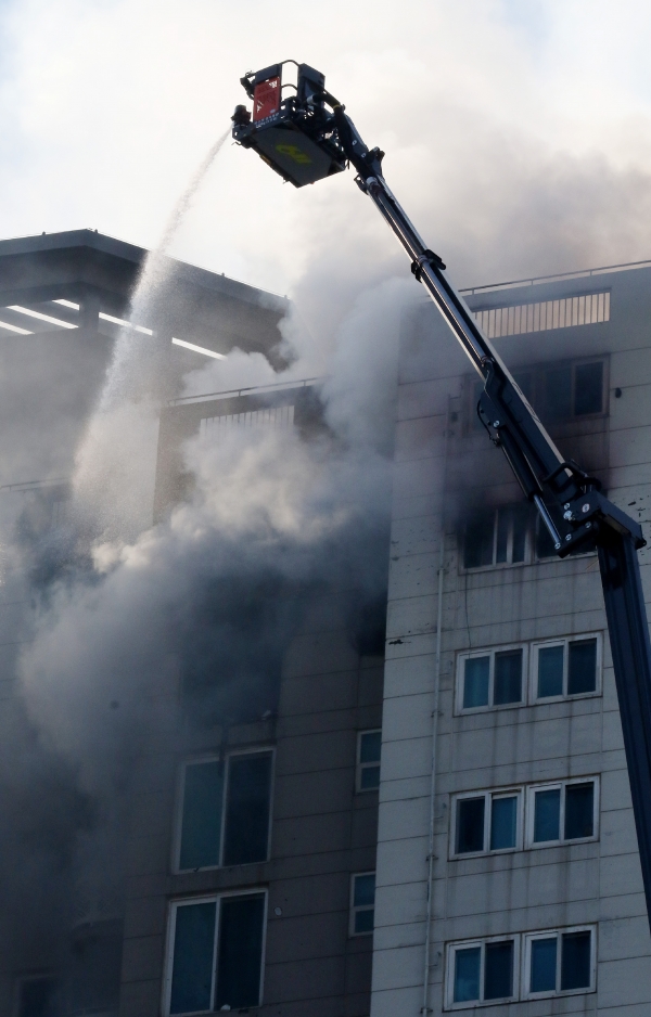 27일 오전 8시께 인천 청라의 한 아파트에서 불이나 출동한 소방 관계자들이 화재 진화를 하고 있다.  /이상훈 기자 photohecho@incheonilbo.com