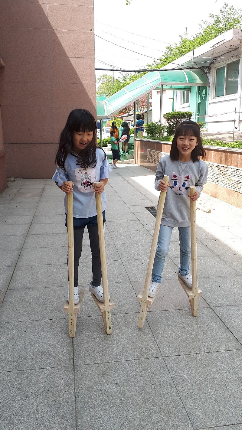 ▲ 조현초등학교 학생들이 죽마놀이를 하며 환하게 웃고 있다.