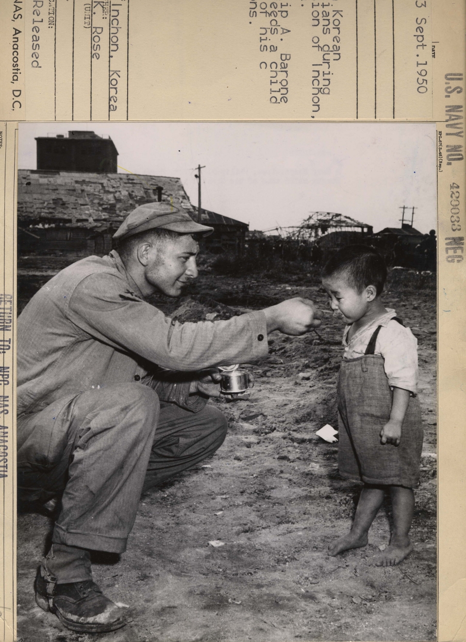 1950년 9월 인천에서 미 해군 의무병이 아이에게 전투식량인 ‘씨레이션’을 먹이고 있다. /사진제공=국사편찬위원회