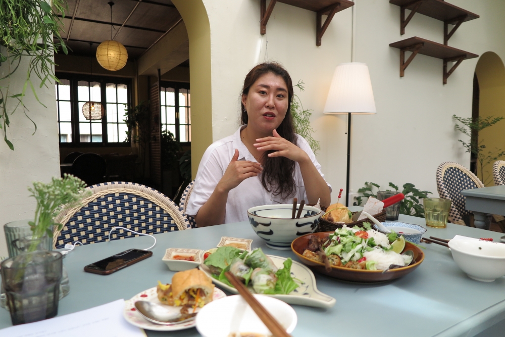 ▲ 극단 '십년후' 단원인 연극배우 권혜영씨가 베트남 음식 전문점 '메콩사롱'을 찾았다.