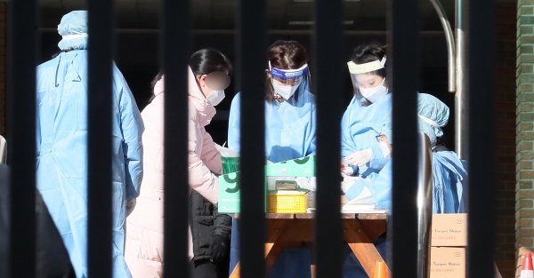 23일 인천 연수구의 한 고등학교에서 확진자가 발생해 의료진들이 검체검사를 하고 있다. /이상훈 기자 photohecho@incheonilbo.com