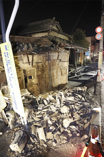 ▲ 13일 오후 일본 후쿠시마(福島)현 앞바다에서 발생한 강한 지진의 영향으로 후쿠시마현의 한 주택이 심하게 파손돼 있다.