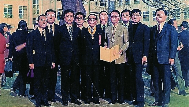 ▲ 1972년 조광운(가운데) 박사가 국민훈장 동백장을 받고 찍은 기념사진./인천일보 DB