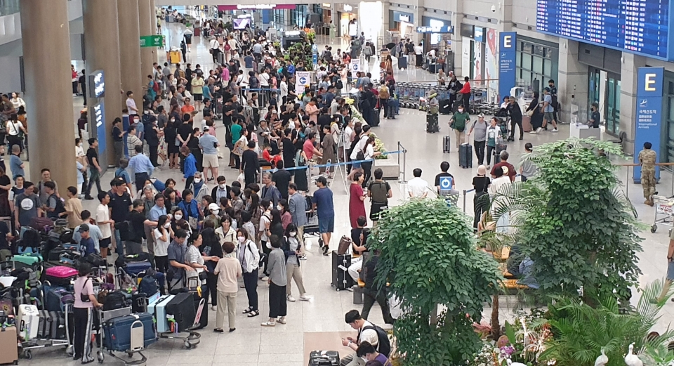 ▲ 여객들로 붐비는 인천공항 제1여객터미널 입국장