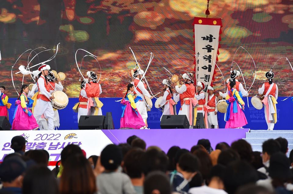 ▲ 바우덕이축제 메인무대에서 축제의 꽃인 남사당 공연이 펼쳐지고 있는 모습.