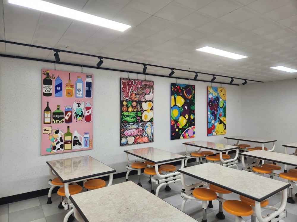 ▲ 용인 죽전고 급식실에 설치된 학교공간혁신 프로젝트 작품 모습.