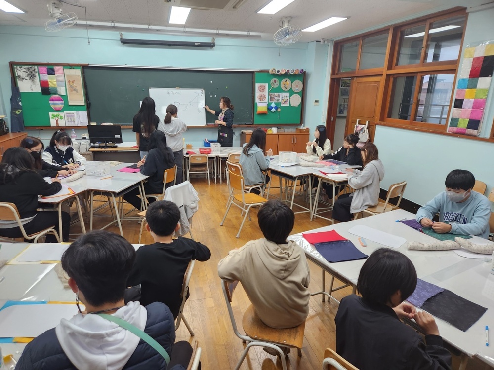 ▲ 성남 대일초등학교 전통공예 동아리 활동 모습.