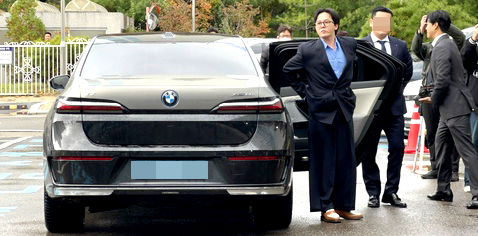 ▲ 마약 투약 혐의를 받는 가수 지드래곤(본명 권지용)이 6일 인천시 남동구 논현경찰서에 도착해 BMW 차량에서 내리고 있다. /이재민 기자 leejm@incheonilbo.com