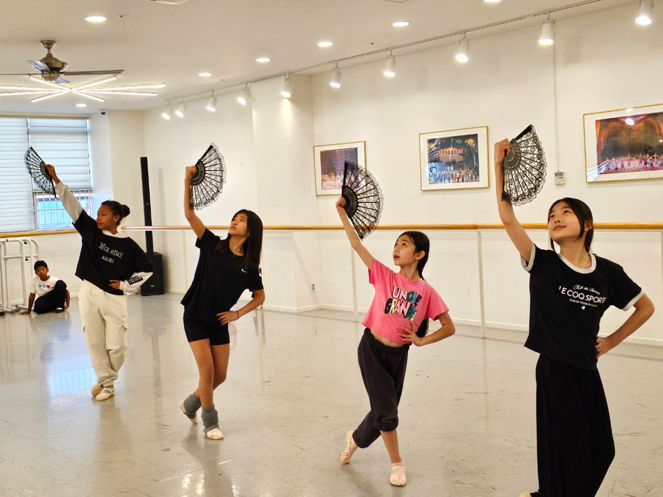 지난 14일 오후 인천 연수구에 위치한 연습실에서 ‘2023 꿈의 댄스팀 연수’ 단원들이 18일 공연을 앞두고 연습을 진행하고 있다.