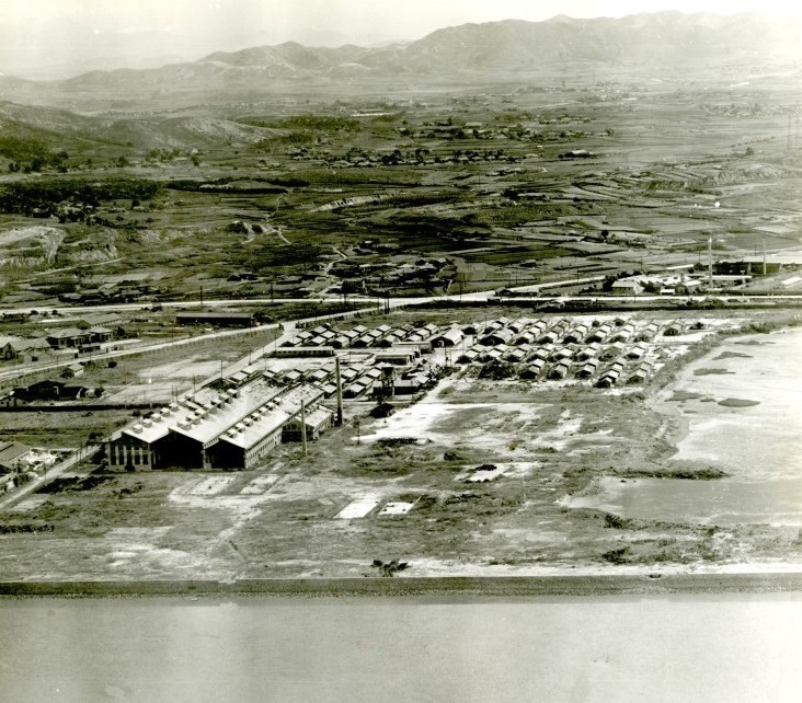 ▲ 1950년경 용현동 일대에는 바다를 접한 공장들이 가동되고 있었다./사진제공=인하대박물관