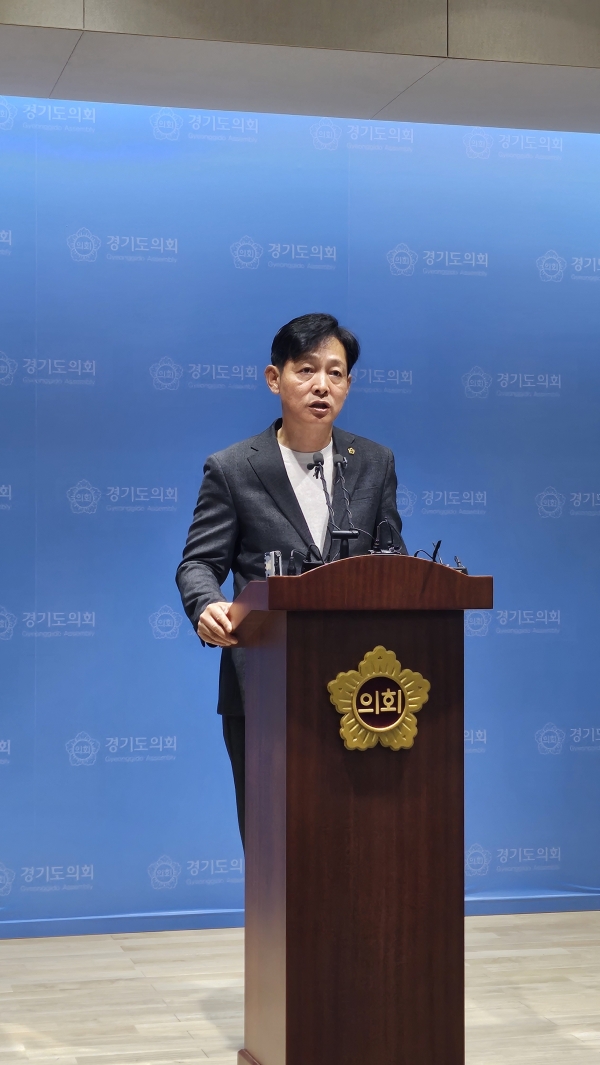 박세원 도의원이 24일 기자회견을 열고 더불어민주당 탈당을 선언하고 있다.