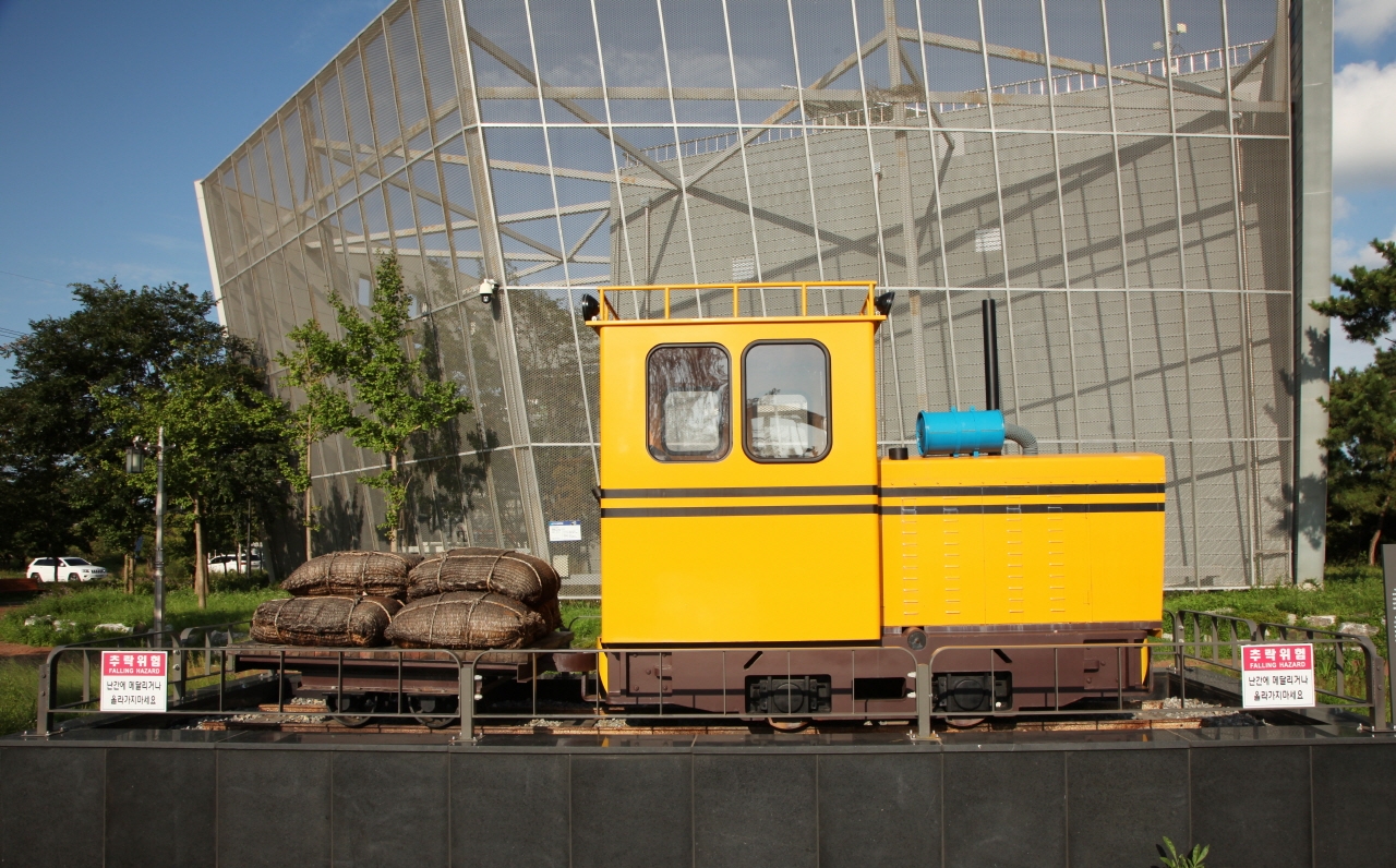 소금협궤열차를 재현해 놓은 복제 시설물이 전시돼 있다.