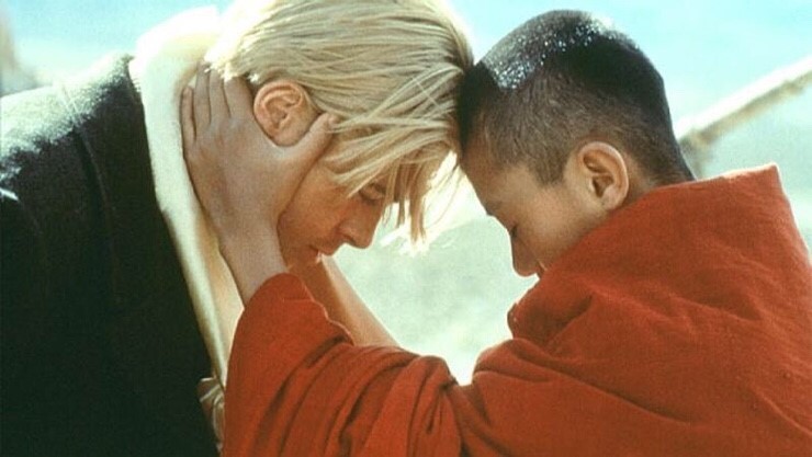 ▲ 영화 '티벳에서의 7년' 중 달라이 라마가 하러에게 축복의 만트라를 읊어주는 장면.