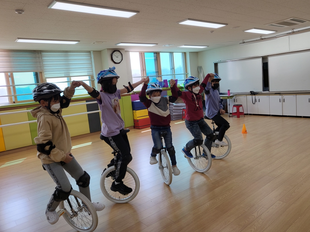 ▲ 보개초등학교 학생들이 'Art-sport 뮤지엄' 활동의 일환으로 외발 자전거를 타고 있는 모습.  /사진제공=보개초등학교