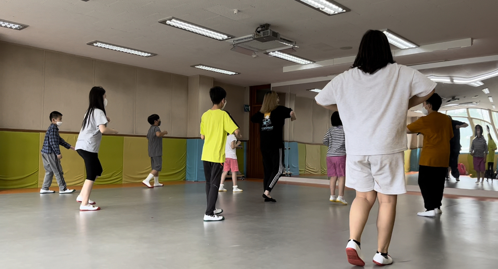 ▲ 방과후학교 댄스 프로그램에 학생들이 참여하고 있다./사진제공=태봉초등학교