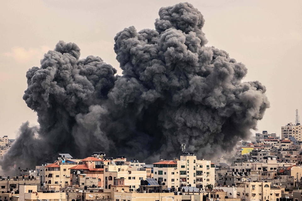 ▲ 팔레스타인 무장 정파 하마스와 이스라엘군 간 무력충돌 발생 사흘째인 9일(현지시간) 가자지구에서 폭격으로 인해 검은 연기가 치솟고 있다./사진=AFP, 연합뉴스