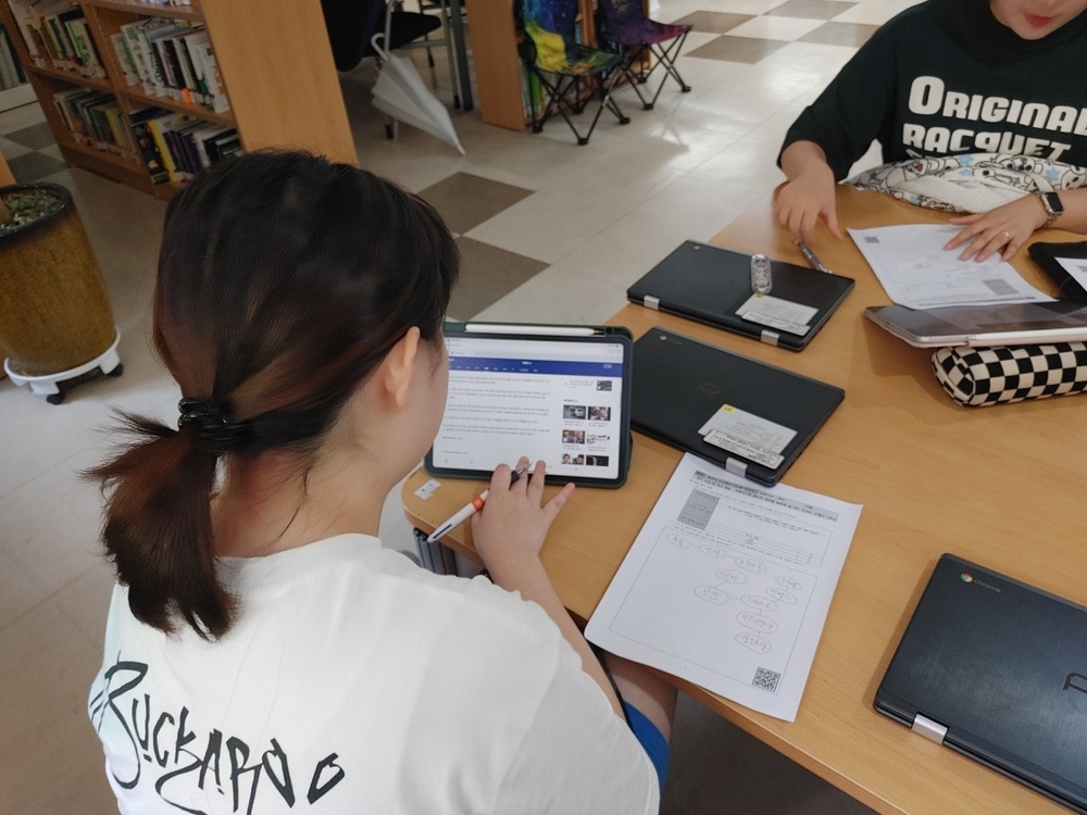 ▲ 성남 보평고등학교 학생들이 독서협력수업 중 도서관에서 자료를 찾아보고 있는 모습.
