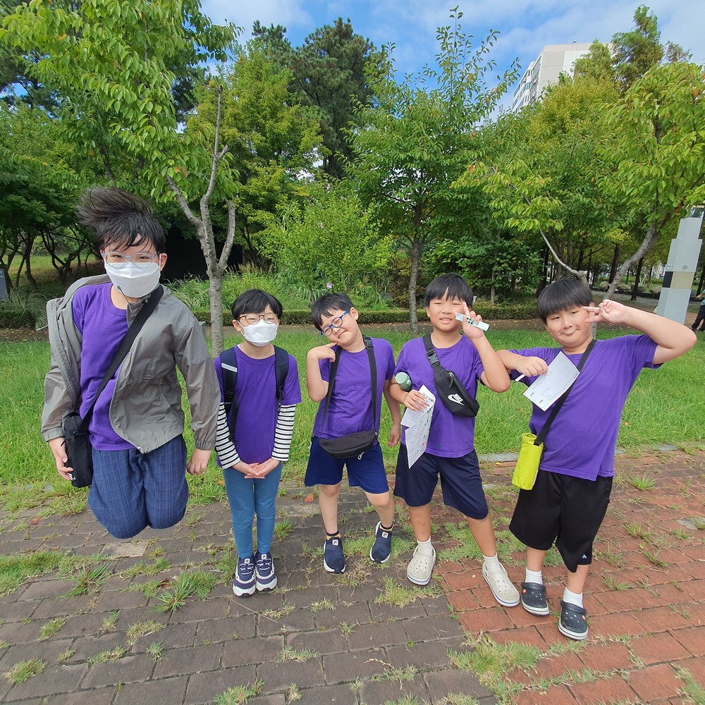 ▲ 공원 속 보물찾기 프로젝트에 참여한 학생들.