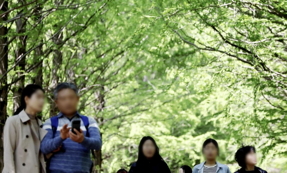 ▲ 인천 남동구 인천대공원을 찾은 시민들이 나무 숲 사이에서 봄을 만끽하며 산책을 하고 있다. /이재민 기자 leejm@incheonilbo.com